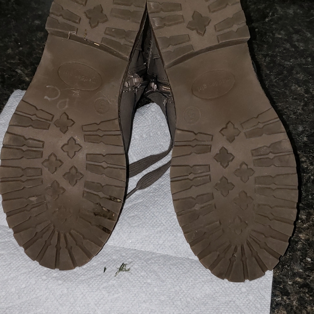 Boots - Picture 3 of 4